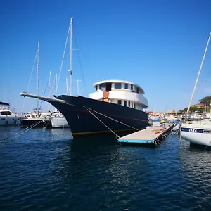 https://luxury-yacht-yanika.in-sardinia.net