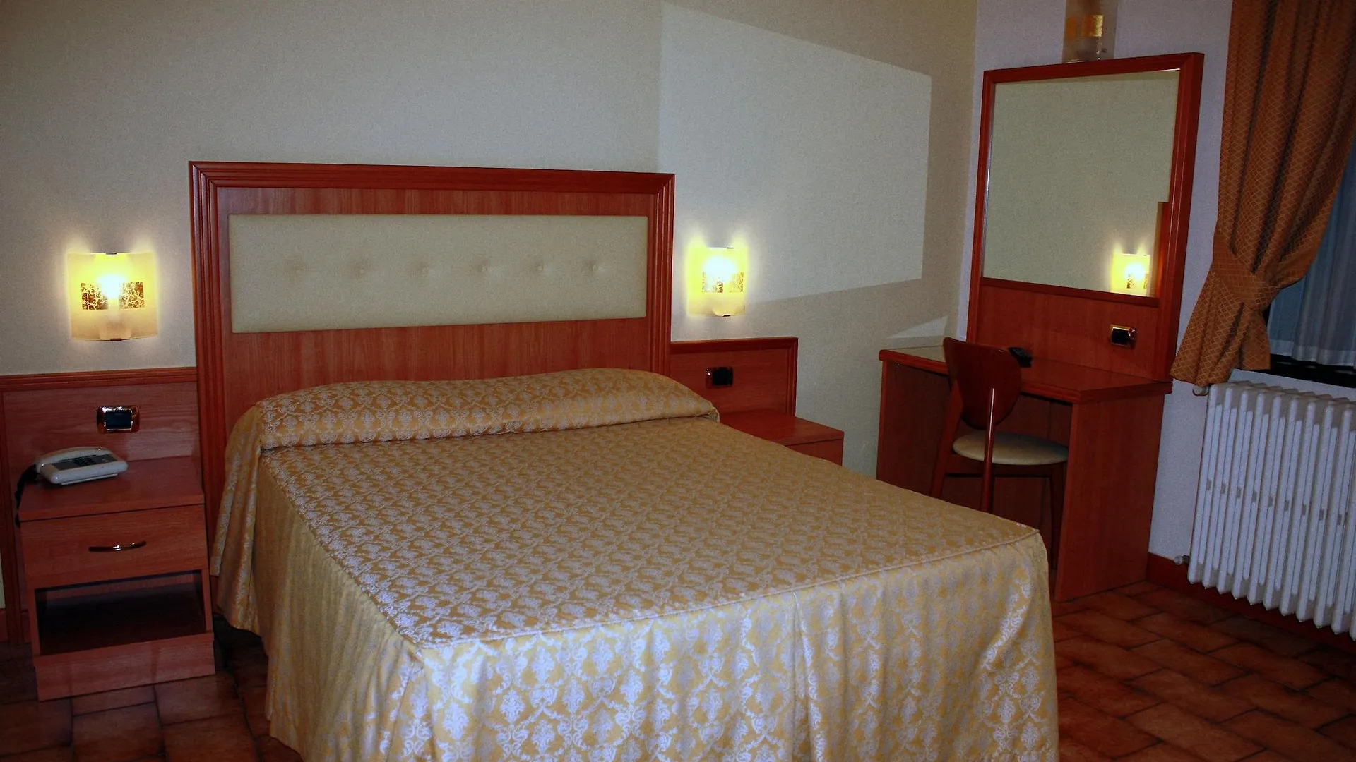 ***  Piccolo Hotel Milano Italia
