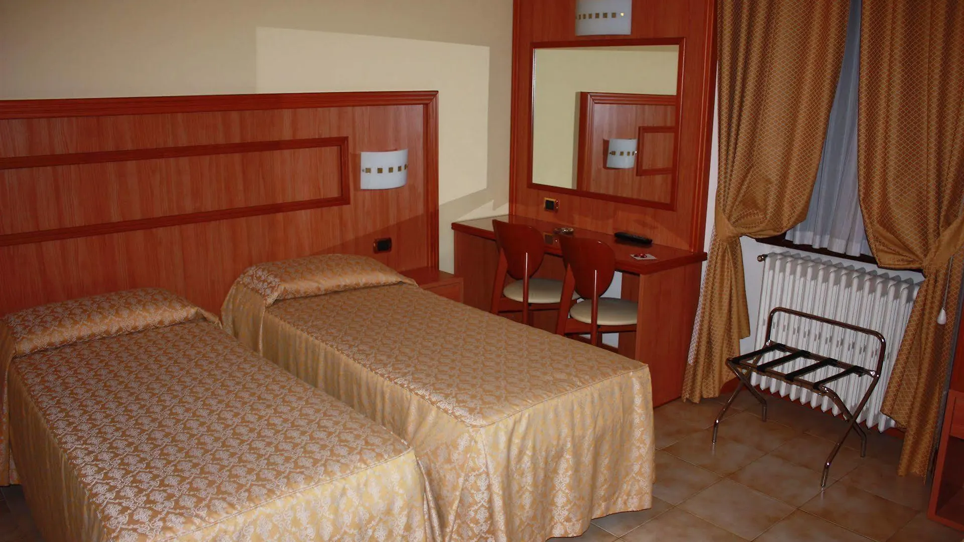 ***  Piccolo Hotel Milano Italia